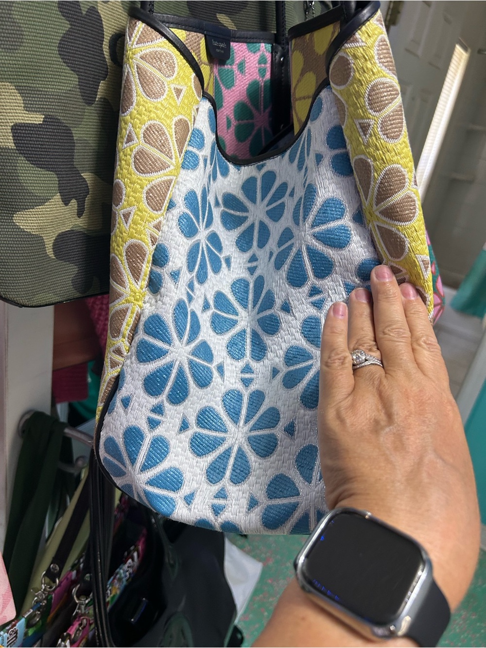 Kate Spade patterned bag close-up - Picture 6 of 9